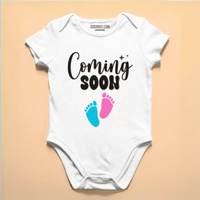 Baby Coming Soon romper bodysuit with pink blue footprints pregnancy announcement prop — Gogirgit
