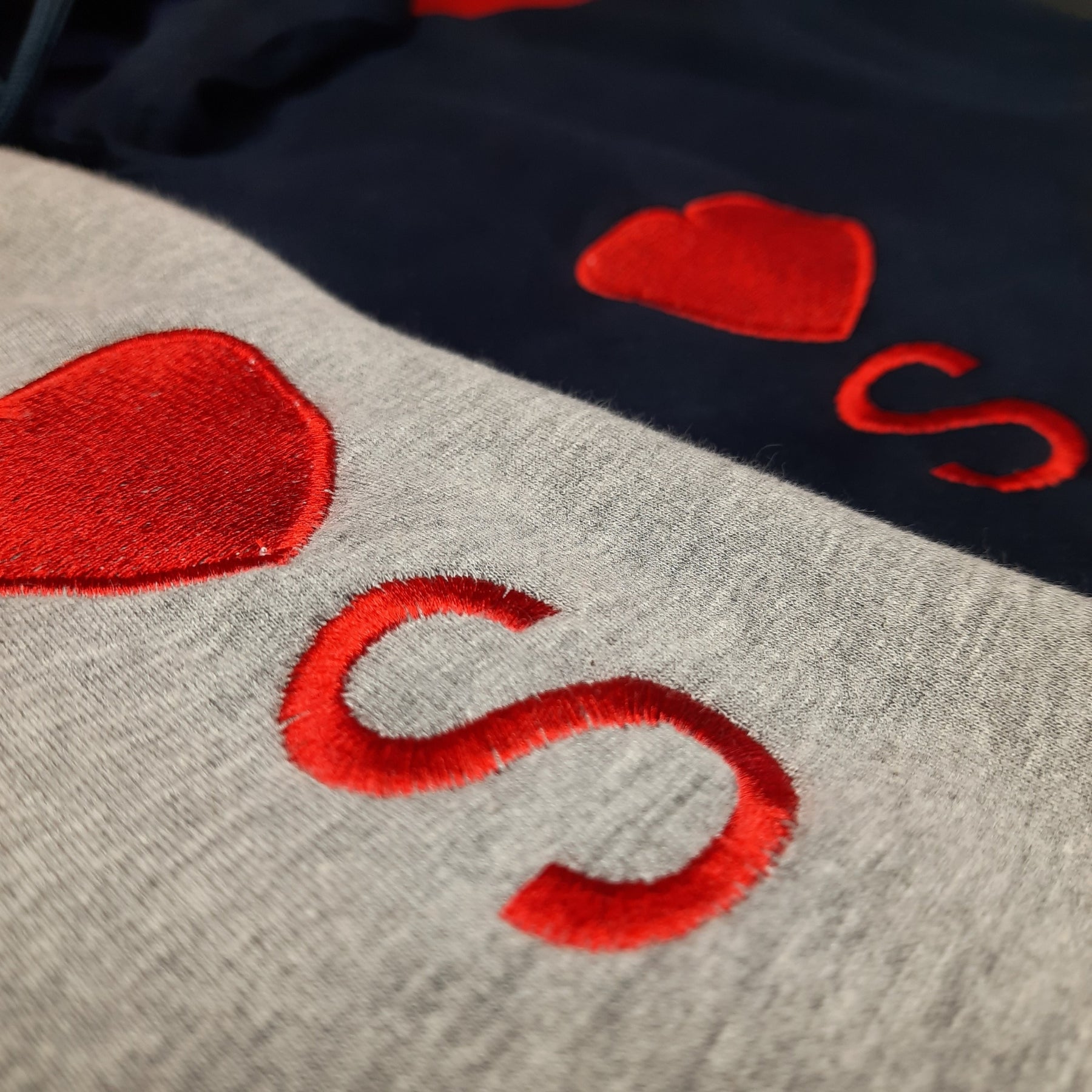 personalised-heart-embroidered-couple-hoodies-gogirgit